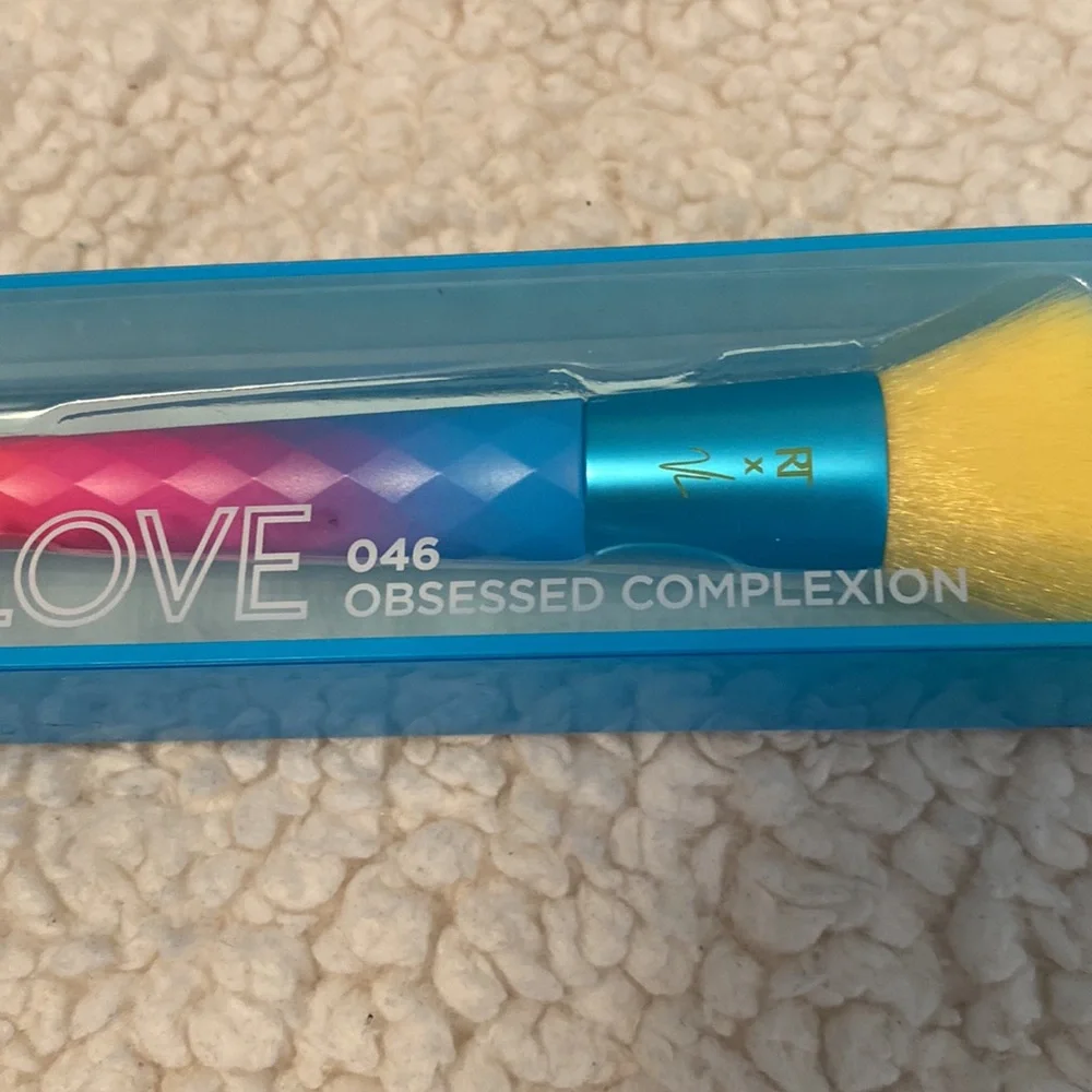 Real Techniques Limited Edition‎ Electric alive 046 Obsessed Complexion Brush